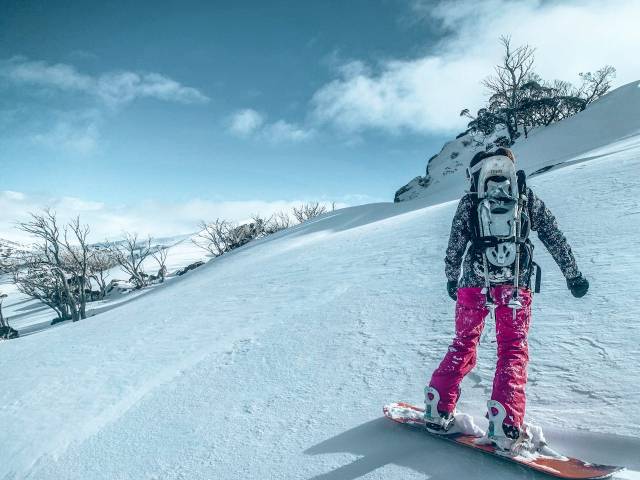 O czym warto pamiętać, ubierając się na snowboard?