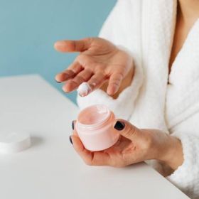 Czym charakteryzują się etykiety typu peel off?